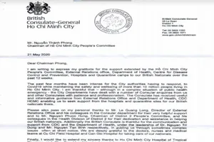 Tổng Lãnh sự Anh cảm ơn y bác sĩ hết mình cứu bệnh nhân 91