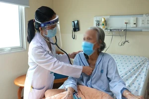 Vấp đồ chơi của cháu, cụ bà té gãy xương sườn