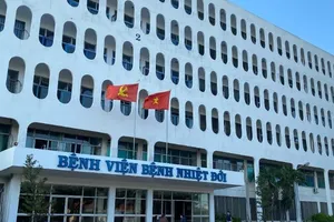 Cô gái đi đường mòn từ Trung Quốc về xét nghiệm lần 2