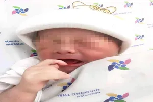 Bé trai bị bỏ rơi ven đường, rốn chưa cắt hoại tử ở TP.HCM