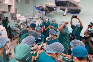 Cận cảnh ca đại phẫu thuật tách cặp Trúc Nhi - Diệu Nhi 