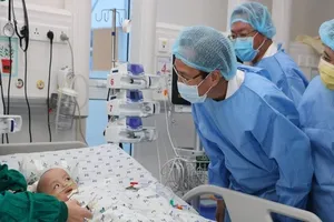 Song Nhi uống được sữa, lanh lợi và hoạt bát