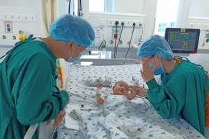 Ngắm nụ cười đáng yêu của Diệu Nhi sau khi cai máy thở