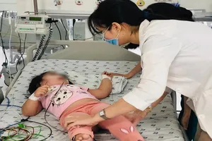 Bé gái 3 tuổi ăn nhầm cơm trộn thuốc chuột