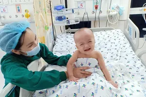 2 thiên thần Trúc Nhi, Diệu Nhi đã tự ngồi dậy, biết chơi ú òa