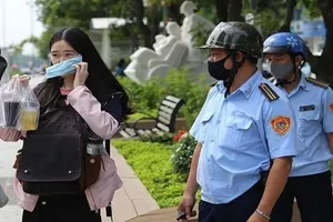 TP.HCM xử phạt hàng loạt người không đeo khẩu trang 