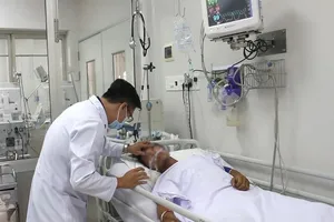 Người đàn ông ôm rắn hổ mang cấp cứu: Tiên lượng rất xấu