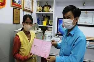 Vợ người bị rắn hổ mang cắn ủng hộ 80 triệu cho bệnh nhân khác