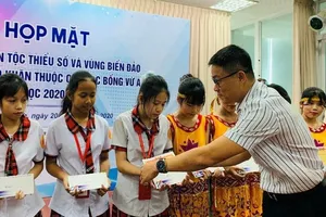 12 trường tiếp tục đồng hành cùng Quỹ học bổng Vừ A Dính 