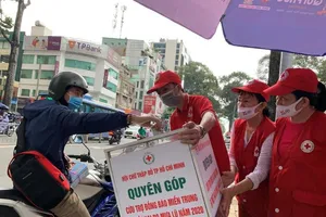 Tình người TP.HCM gửi đến đồng bào miền Trung gặp lũ lụt