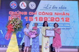 Bệnh viện Hùng Vương đạt chứng nhận quốc tế về xét nghiệm