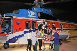 Trực thăng vượt thời tiết xấu đưa bệnh nhân vào đất liền