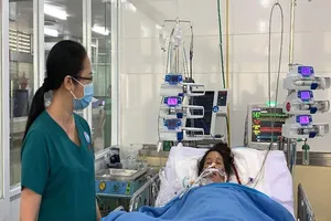Xót xa con chào đời nằm lồng ấp, mẹ nguy kịch phải chạy ECMO