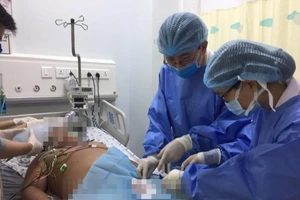 Cứu sống bé trai nguy kịch do bị bạn nhấn nước