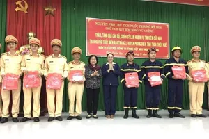 Quỹ học bổng Vừ A Dính tặng quà lực lượng cứu hộ Rào Trăng 3