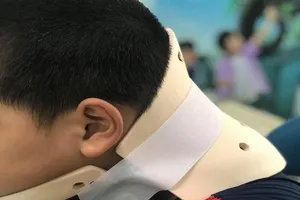 Học nhào lộn trên TikTok, bé trai chấn thương cột sống cổ