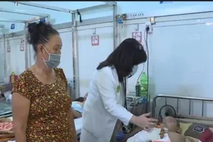 Nối cẳng tay đứt lìa cho bé 8 tuổi chạy xe máy đi mua trà sữa