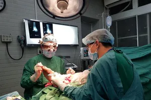 11 tiếng 'kịch tính' cứu bàn chân đứt lìa cho người đàn ông