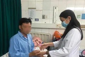 Ngồi chờ lên máy bay, người đàn ông bất ngờ đột quỵ