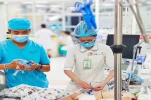 Bé gái 5 tuổi ở TP.HCM sốc sốt xuất huyết nguy kịch