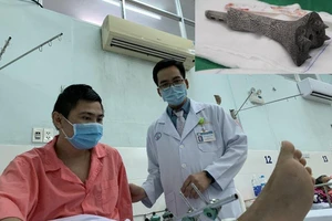 Gắn mảnh ghép titan chịu lực gần 6 tấn cho bệnh nhân ung thư