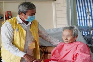 Bác sĩ mạo hiểm phẫu thuật gãy cổ xương đùi cho cụ bà 106 tuổi