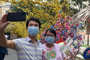 Bà bầu đi dạo, check in đường hoa xuân trong Bệnh viện Từ Dũ 