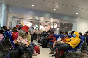 4 người làm chung với bệnh nhân 1979 ở sân bay nghi mắc COVID