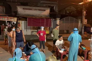 TP.HCM xuyên đêm lấy mẫu xét nghiệm COVID-19 ở chợ, nhà trọ