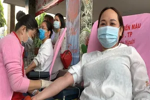 Nữ bác sĩ gây mê hồi sức hạnh phúc hiến máu sau ca trực