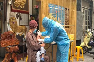 TP.HCM lấy mẫu xét nghiệm COVID-19 người đi chùa 