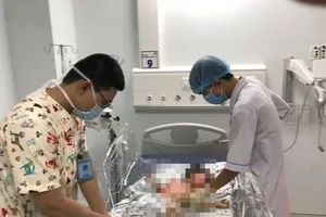 Bé trai bị phỏng nước sôi nặng. Ảnh: BVCC