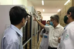 Thứ trưởng Bộ Y tế Nguyễn Trường Sơn kiểm tra công tác chuẩn bị tiêm vaccine COVID-19 diễn ra ngày mai. Ảnh: HL