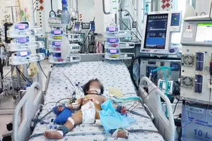 Bé gái 15 tháng tuổi trụy tim do mắc tay chân miệng