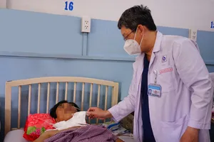 Nam thanh niên bị thanh sắt đâm xuyên cổ vẫn tỉnh táo