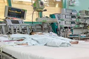 Uống nhầm dầu thắp đèn, bé trai 13 tháng tuổi nguy kịch