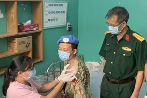 Tiêm vaccine COVID-19 cho y bác sĩ làm nhiệm vụ ở châu Phi