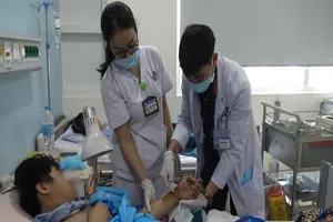 Mổ khẩn cứu hai thanh niên bị đứt gần lìa bàn tay