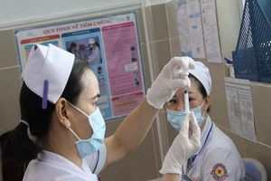 Tiêm vaccine COVID-19: ‘Phải vững vàng mới bảo vệ được dân'