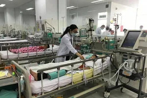 Bé trai nguy kịch sau 5 ngày chơi đá banh bị té 