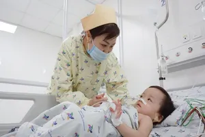 Diệu Nhi của cặp Song Nhi vừa được đóng hậu môn thành công