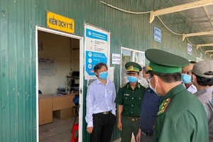 Thứ trưởng Bộ Y tế kiểm tra chống dịch tại điểm nóng An Giang 