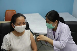 Chuyên gia chia sẻ về các phản ứng sau tiêm vaccine COVID-19