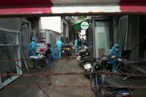 Chùm ảnh hàng loạt điểm phong tỏa COVID-19 ở TP.HCM chiều 27-5