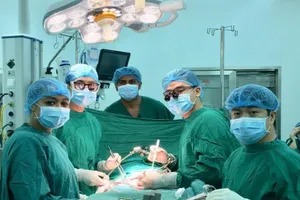 Cho dê ăn cỏ thì trượt té... gãy của quý