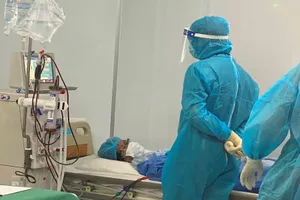 Người trong khu phong tỏa ở TP.HCM được chăm sóc sức khỏe ra sao? 