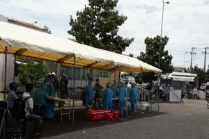 F1 có triệu chứng trong khu cách ly, lấy mẫu toàn bộ nhân viên chợ 