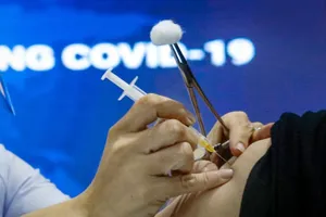 Người nhiễm HIV và ung thư có nên tiêm vaccine COVID-19?