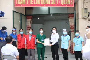Trạm y tế lưu động tiếp nhận F0 đến cấp cứu, khám bệnh ở TP.HCM