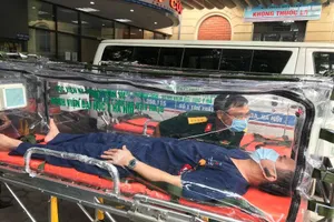 Quân đội sáng tạo cáng ‘nhốt’ virus khi chuyển bệnh nhân COVID-19 